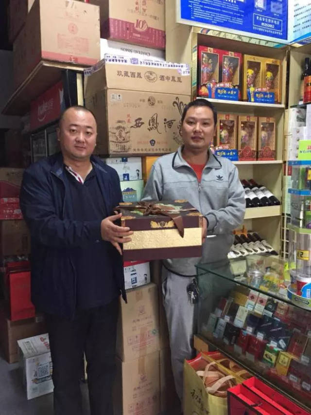 国花瓷西凤酒为西安客户送上中秋节礼