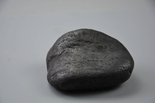 罕见黑陨石石铁陨石是科研研究最珍贵的材料