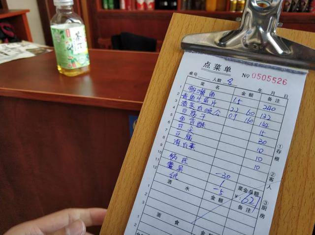 昆明传闻结账排队,上厕所排队的爆红饭馆,专门吃"怪脸鱼"