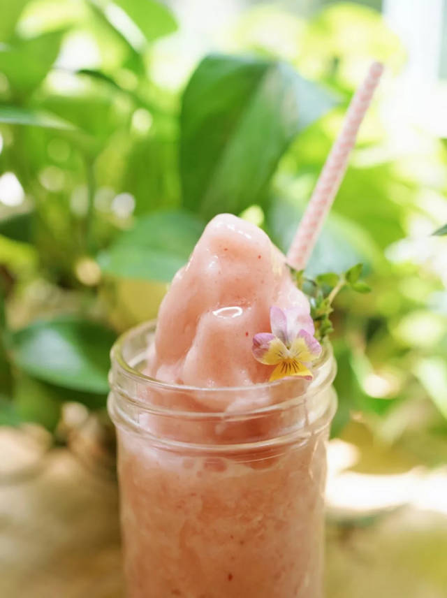 庆幸探店的这天我们赶上了桃子季的尾巴,尝到了这杯嘬嘬有桃.