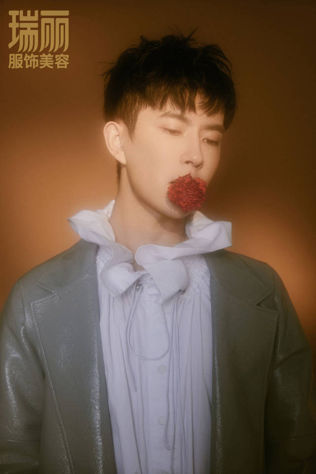 于朦胧杂志大片曝光 "水仙少年"玩转秋日光影变幻