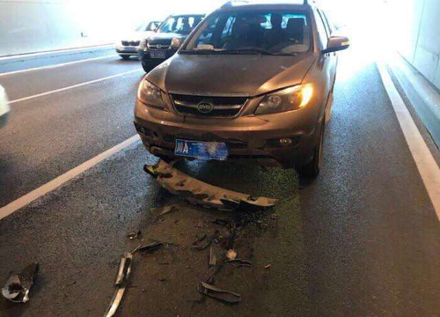丰田凯美瑞遭比亚迪s6追尾,车主:不是都说比亚迪是公路坦克吗