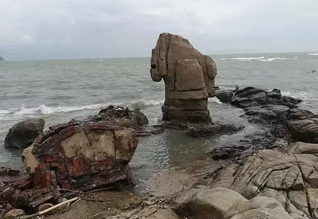海未枯 石已烂!深圳大梅沙"天长地久石"被"山竹"强行拆散了