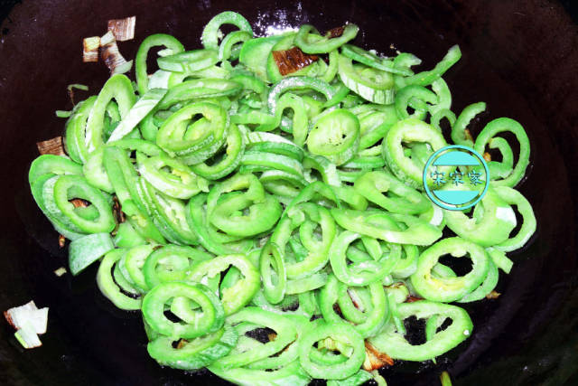 【食材】:蛇瓜一根,鸡蛋两个,红椒一个,生抽适量,盐少许,油适量.