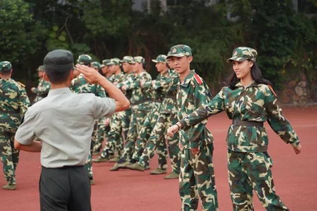 "同手同脚了,不会走路吗?