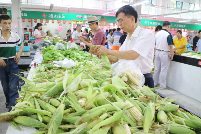 全菜场最大的玉米摊,据说都是自家种的现摘现卖.