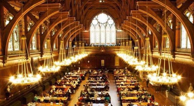 哈佛图书馆灯火通明图片