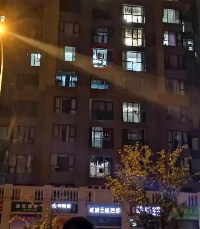 给力!宜宾翠屏警方雷霆出击,成功摧毁了一个涉黄窝点的隐藏房屋