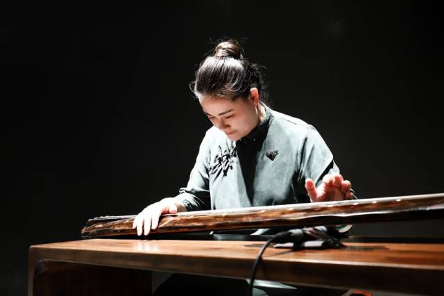 著名古琴艺术家巫娜