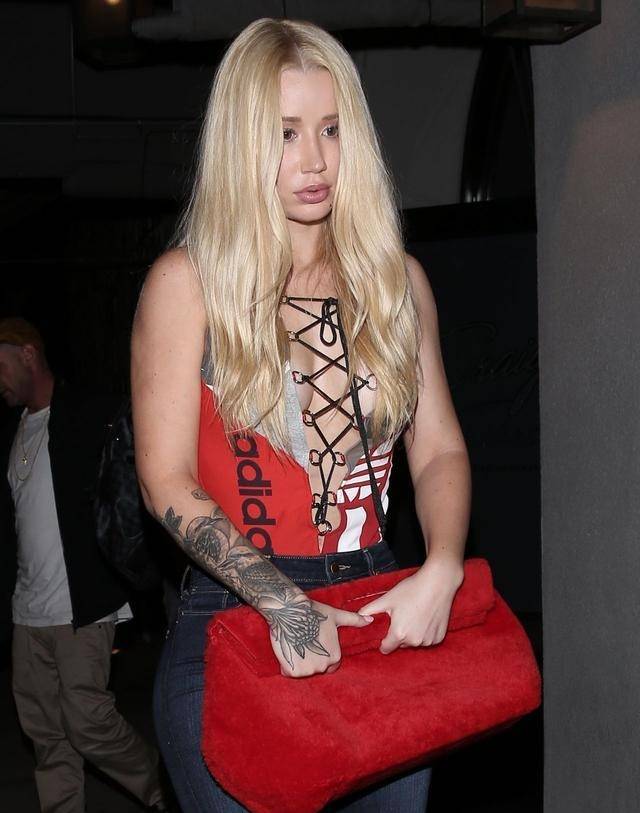 伊基·阿塞莉娅素颜与新男友牵手参加Rolling