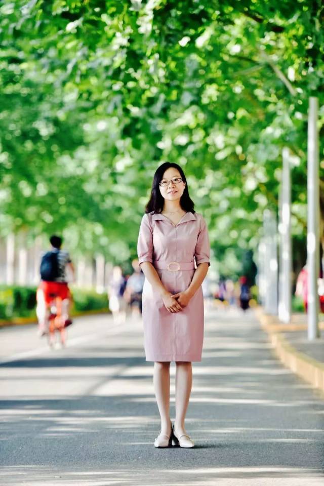 教育局副局长王晨霞特别围绕"家校合作共赢的环岛模式"进行主题分享