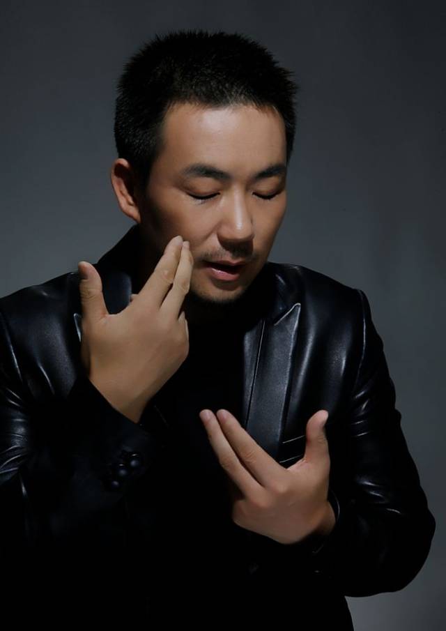 听过《月亮之上》的人都欠他一首歌的时间