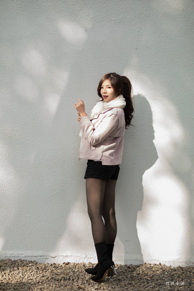 秋冬季美女黑丝袜美腿依旧横行!围巾秋衣照显好身材