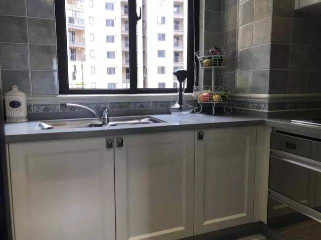 u型厨房动线设计,中间作为活动区域也是相对显得很宽敞的,而且拿东西