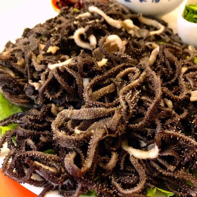 理论上能做水爆肚的部位是很少的,只能用羊肚以及牛百叶,一只牛/羊