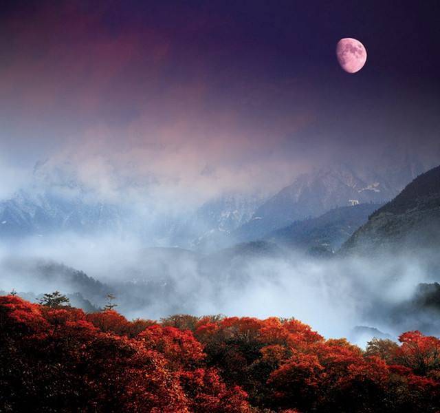 月亮好似隐藏在云中,羞答答的俯瞰人们;又好似为了这中秋穿了一件云裳