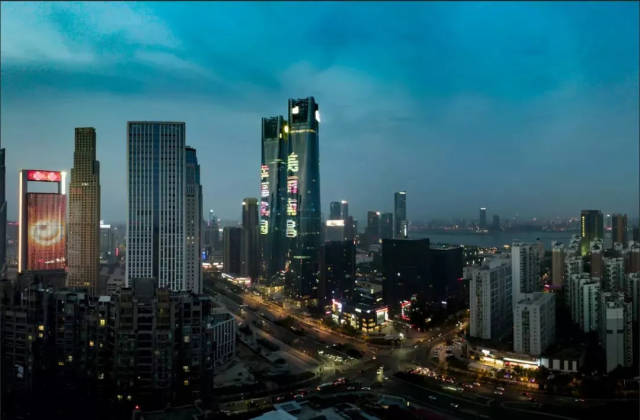滴滴滴~打卡南昌高颜值地标-绿地303观光厅,让你嗨到爆!