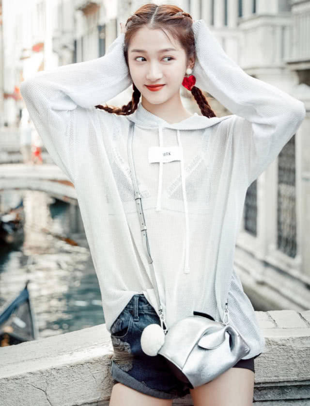 关晓彤终于不低调了!穿透视装秀身材