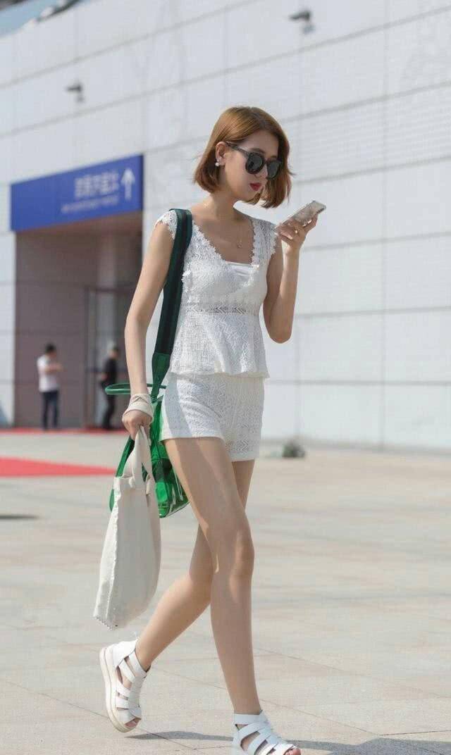 东莞街拍:献上一组白嫩长腿美女照,每个人都是韵味十足的女神!