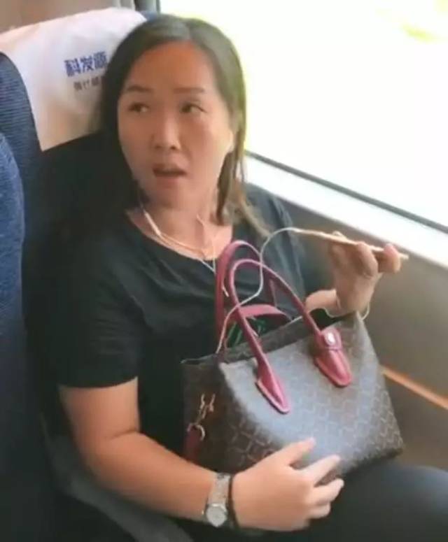 有凶兆!占座女180天内无法购买火车票,罚款20