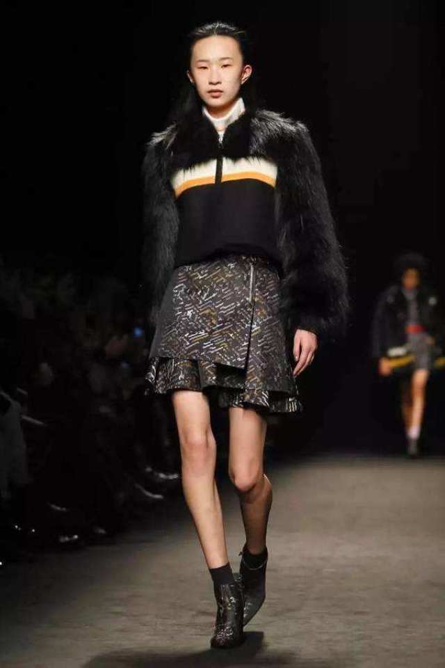 naersiling纽约时装周开场超模贾晨宇撞脸林永健还以为是林大竣长