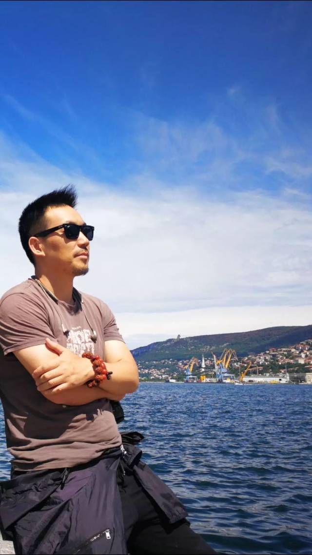 听过《月亮之上》的人都欠他一首歌的时间