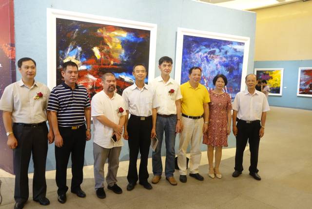 阳江籍画家陈许携50余件油画作品返乡办展,与父老乡亲共享艺术成果