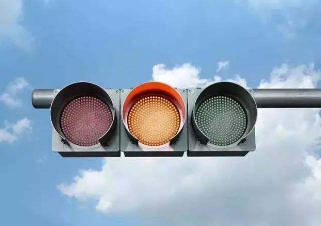 这盏煤气信号灯拥有可旋转的红,绿两色提灯.