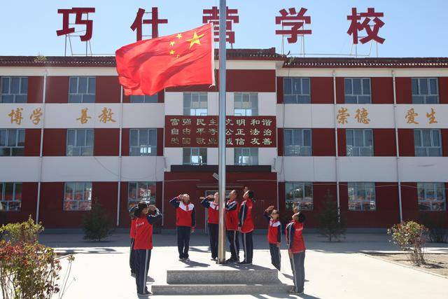 金秋时节,和林格尔县巧什营镇的气候格外宜人,巧什营学校的孩子们早早