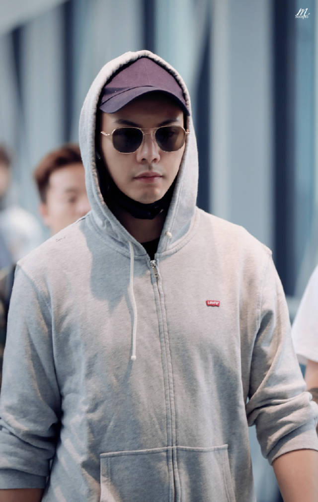 今日机场照发送 陈伟霆结束上海出差行程启程返京