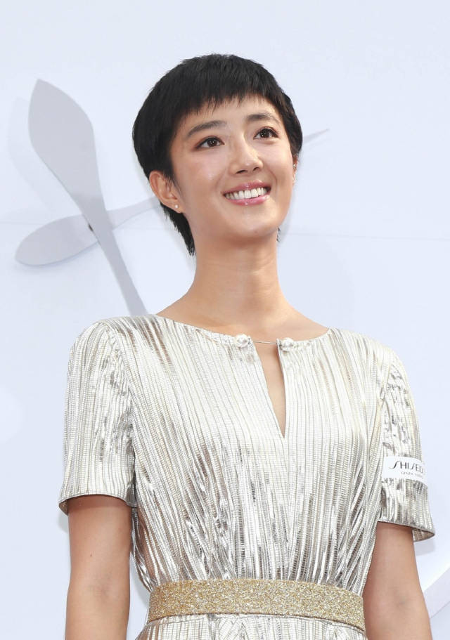 35岁桂纶镁现身闭口不谈感情,脸部发福,网友感叹女神不再