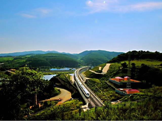吉图珲高铁正式开通运营,进一步完善了东北铁路网结构,与长吉城际,哈