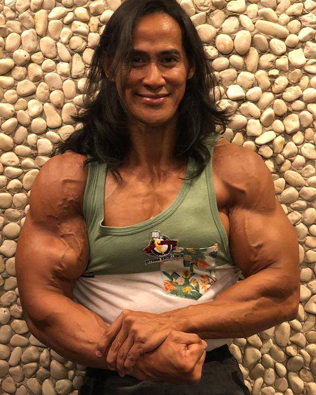 印尼健美之父帮助400斤小伙减肥,2年瘦掉200斤,还是免费的!_手机搜狐