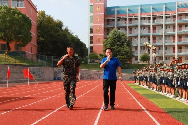 ▼灰埠二中刘校长开始阅兵