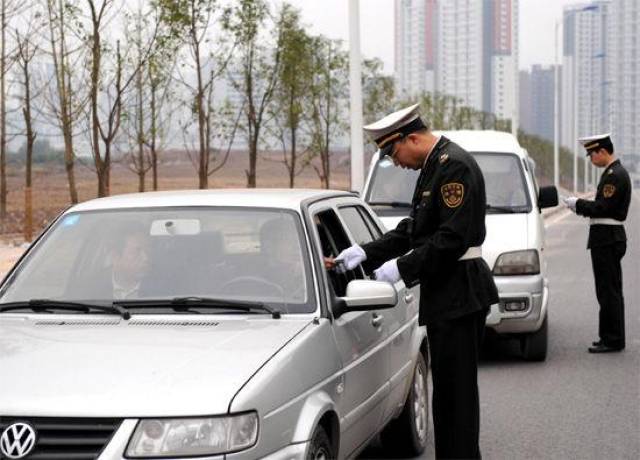 交警查車方式層出不窮最後一項更是超出意料車主也只能抱怨