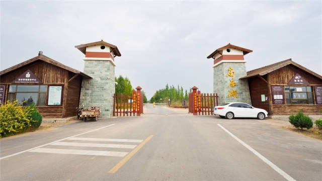 庙庙湖的全称是"庙庙湖生态园",位于 石嘴山 市 平罗 县陶乐镇,这里