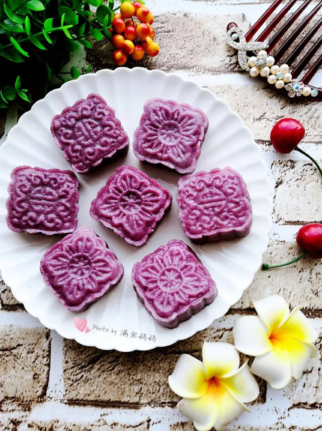 紫薯豆沙糕 图文   满宝妈妈 原料: 紫薯一个,糯米粉适量,粘米粉适量