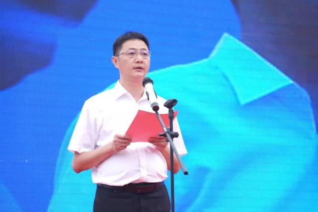 县委副书记何奎主持