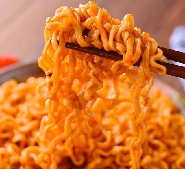 和老板打了招呼,说下次要去 挑战核弹辣的火鸡面,有没有要一起报名?