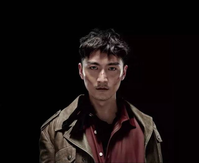 在去年上映的电影《暴裂无声》的排练中,就能看出宋洋对自己的一股"狠