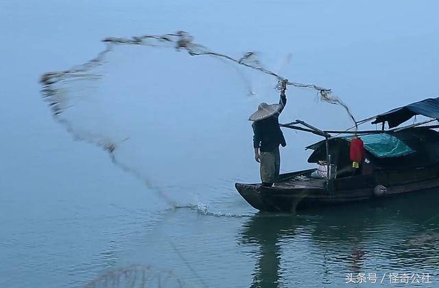 渔夫撒网.本图为黄大菊提供.