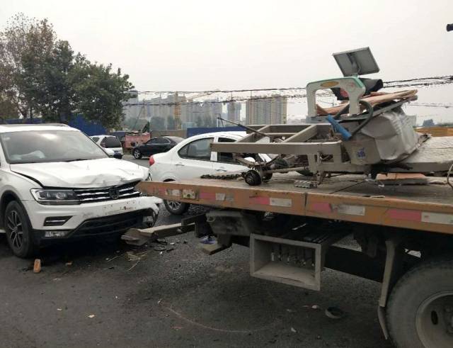 菏泽电车车祸频发!今天又一面包车与电动四轮相撞,鲜血直流.