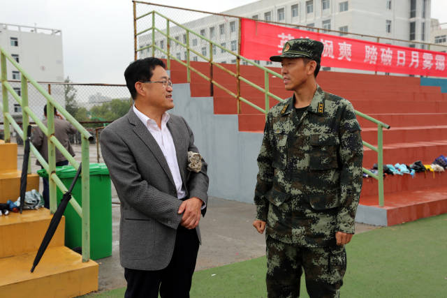 武警榆林支队迷彩青春在校园开学季绽放
