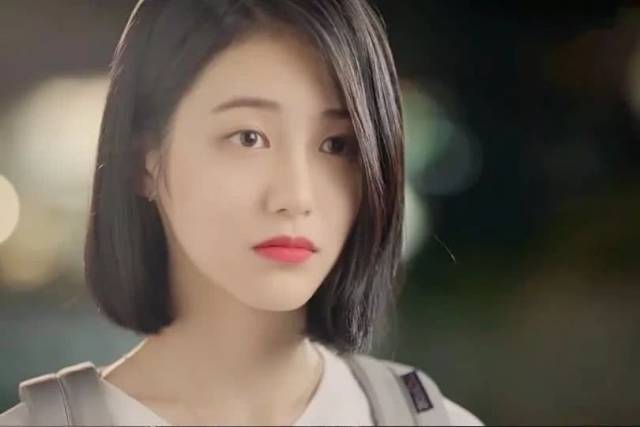 后来老师问她未来想做什么,其实她想考美术学院,但是听说金哈娜要去