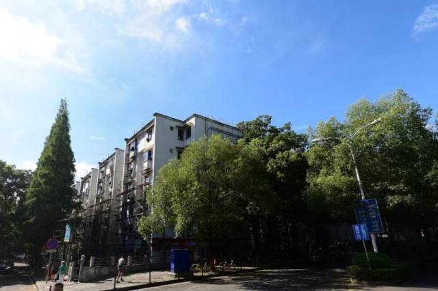 住宿安排在 二里半校区,咸嘉湖校区,桃花坪校区学生宿舍 每间房4-6