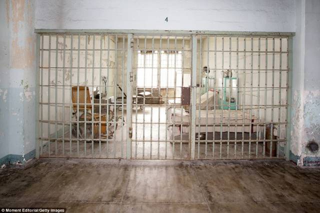 监狱里关犯人的笼子图片