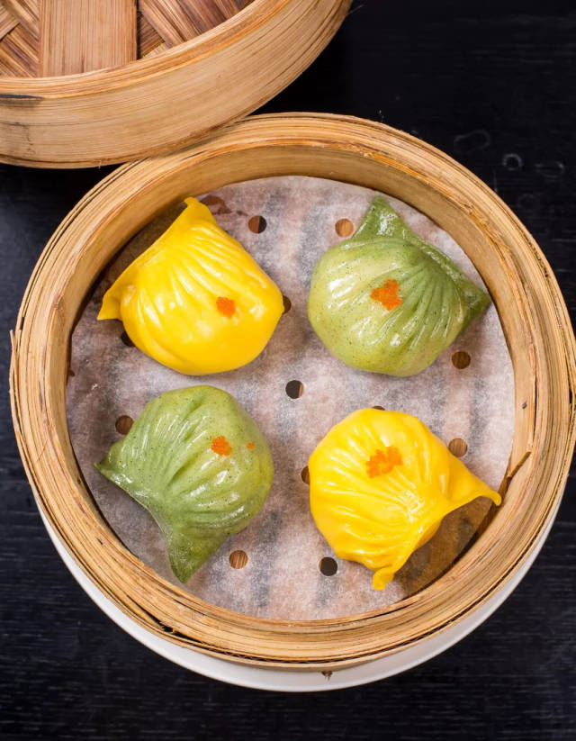 双色虾饺皇 双色虾饺分别用菠菜汁,南瓜汁调色,色彩非常小清新,看着就