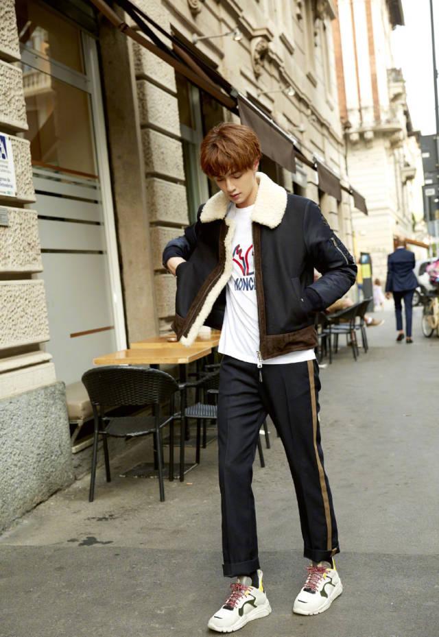 官鸿在米兰时装周的"校草"穿搭太抢眼!花泽类男神你给打几分?