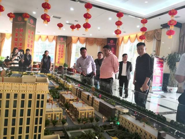 我是大明星评委姜桂成来中贸啦!