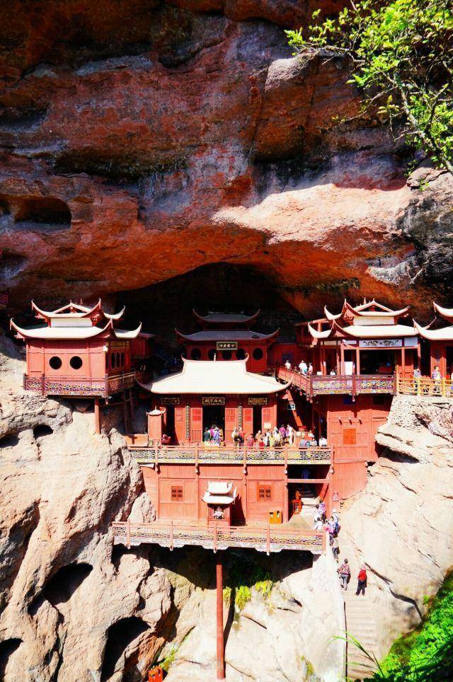广东这座大山半山腰里,竟隐藏着一座寺庙,比悬空寺还壮观